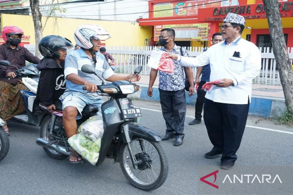Pemkab Bangkalan bagikan 2.500 bendera Merah Putih kepada warga