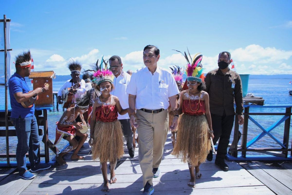 Luhut ajak masyarakat merawat dan mengelola laut Raja Ampat