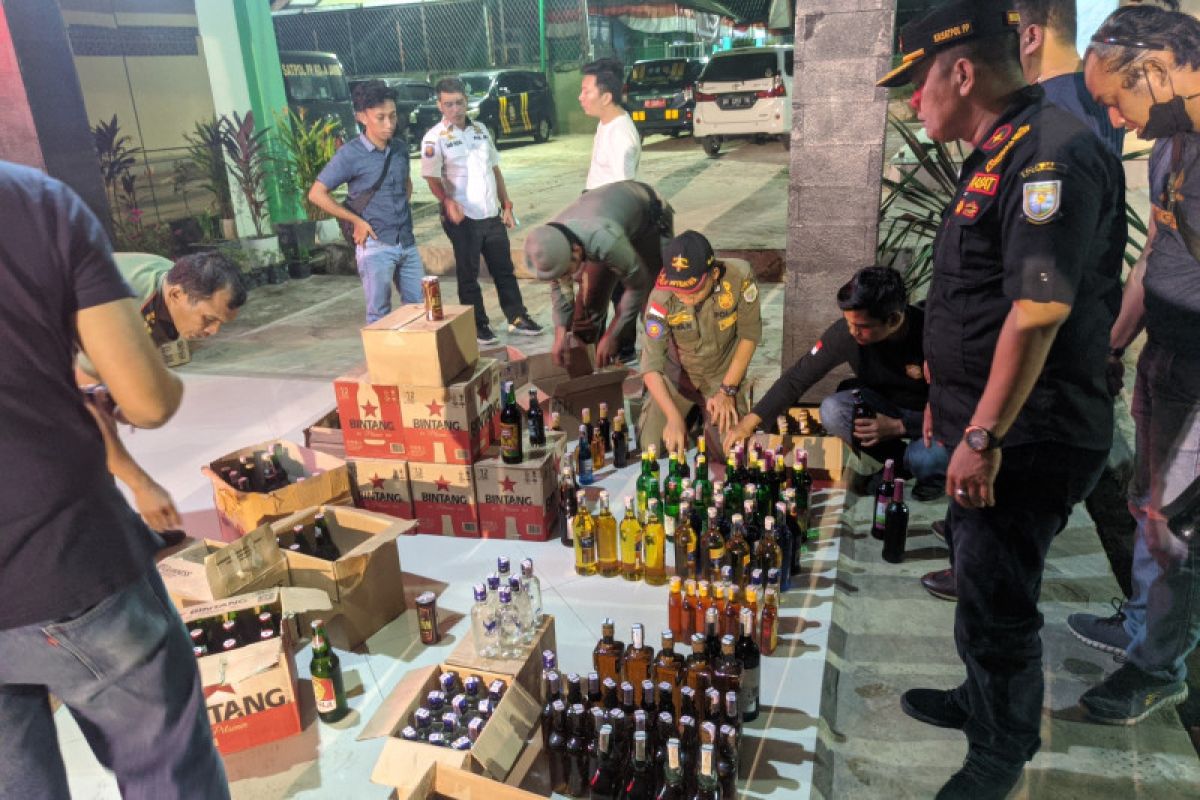 Satpol PP Jambi tertibkan penjual minuman keras tak berizin