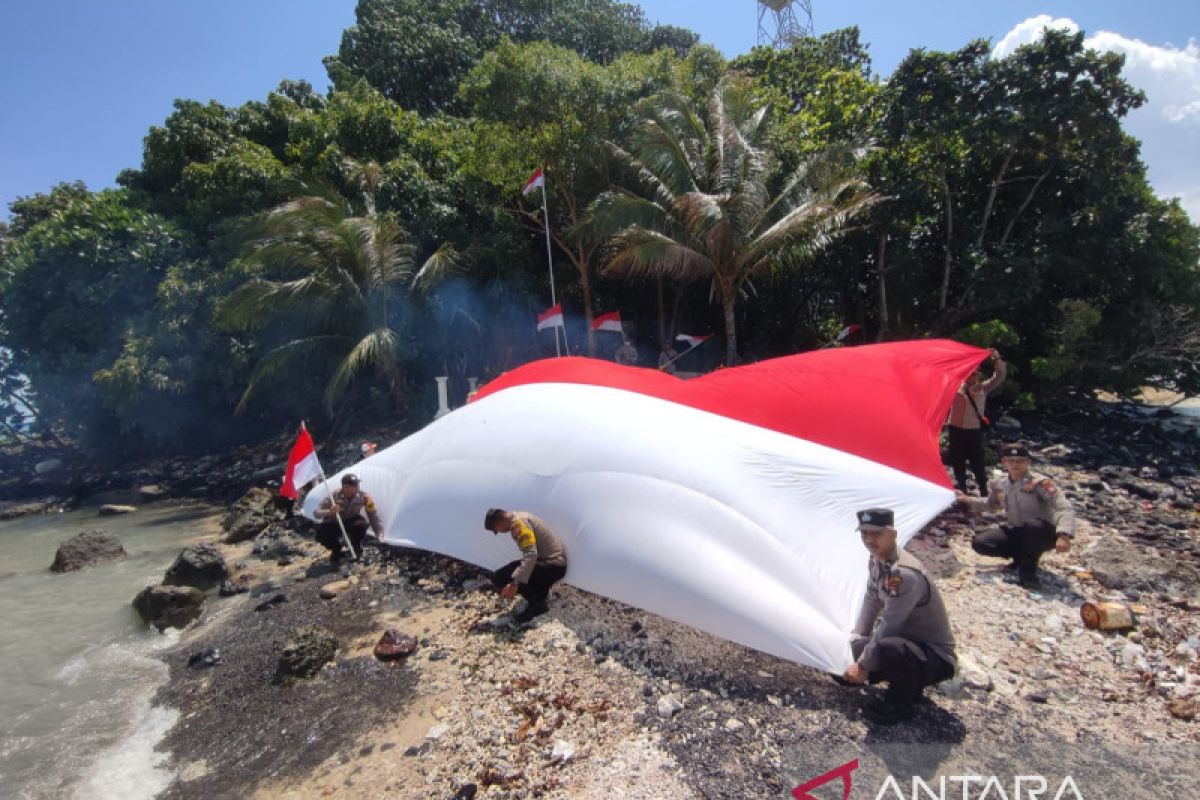 Polres Bintan kibarkan bendera Merah Putih di pulau terdepan