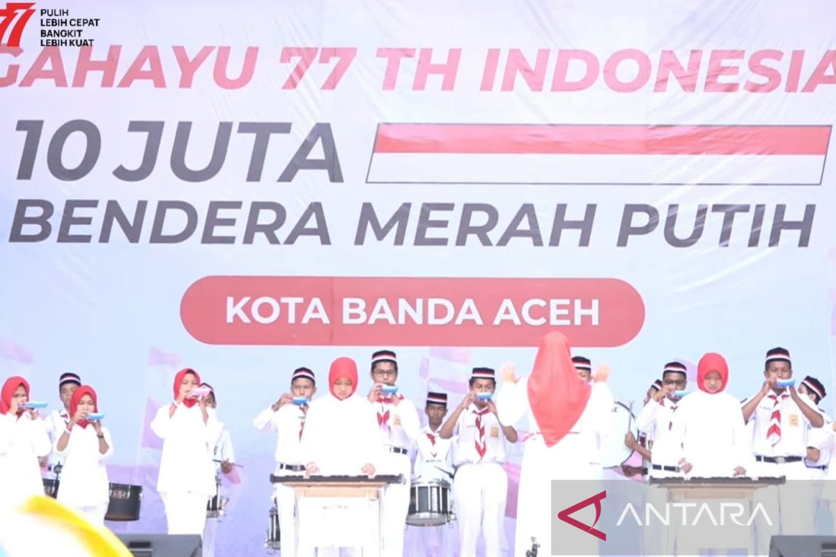 Marching band SMPN 17 meriahkan pembukaan gerakan 10 juta bendera di Banda Aceh