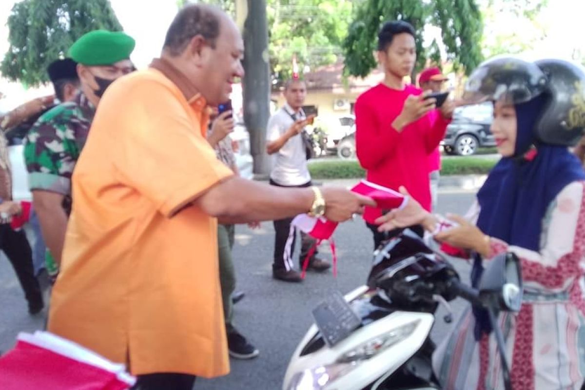 Pelaksana Bupati Syah Afandin hentikan kendaraan melintas pasang bendera Merah Putih