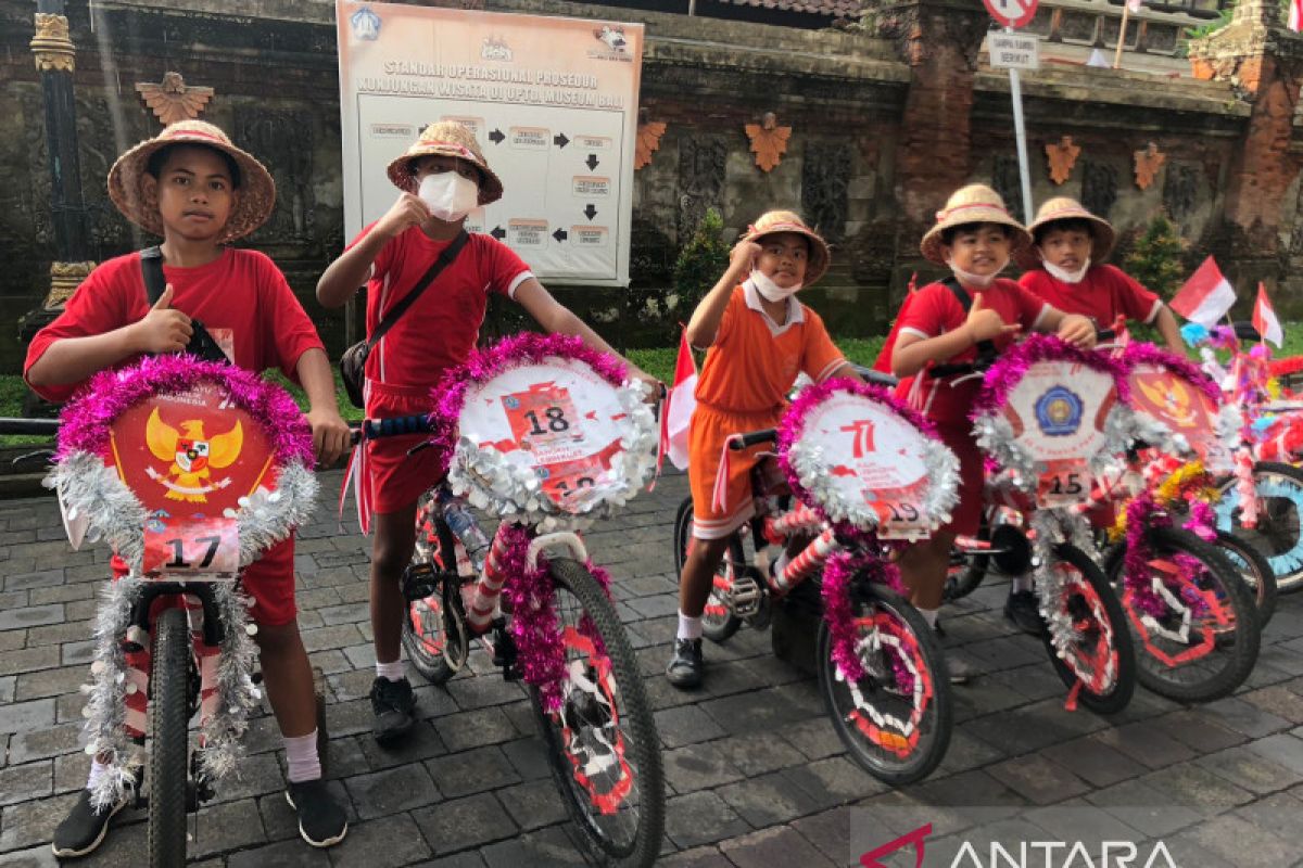 Pelajar di Denpasar rayakan HUT Kemerdekaan RI lewat pawai sepeda hias