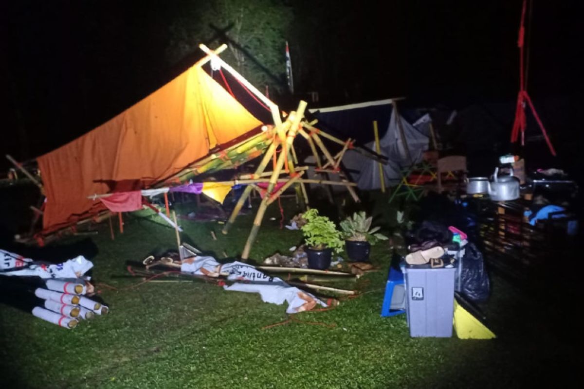 Tenda perkemahan di Sidorejo ambruk diterpa angin kencang