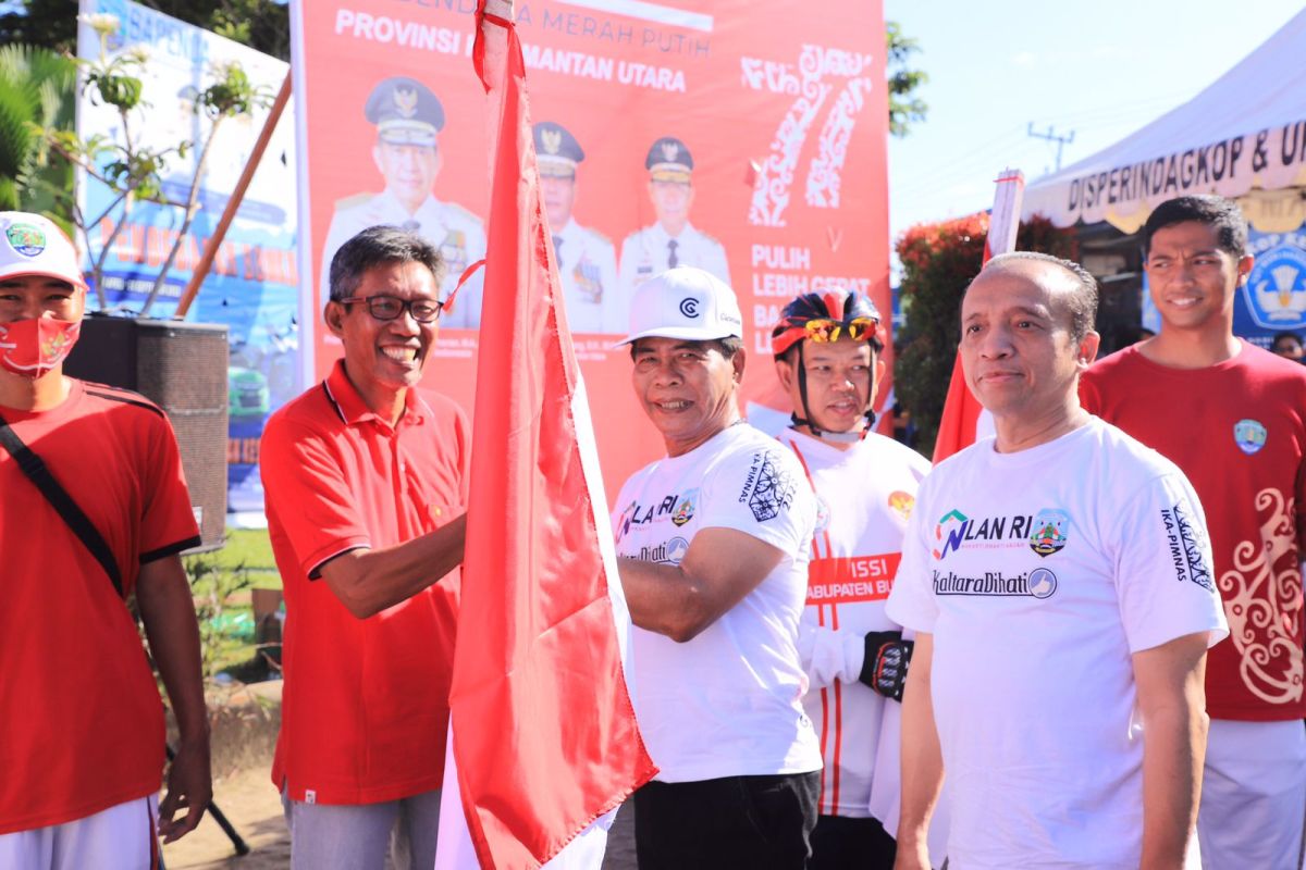 Gubernur pimpin Gerakan 10 Juta Bendera Merah Putih di Tugu Cinta Damai