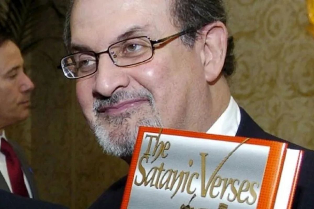 Penulis Salman Rushdie terluka parah ditikam saat pidato