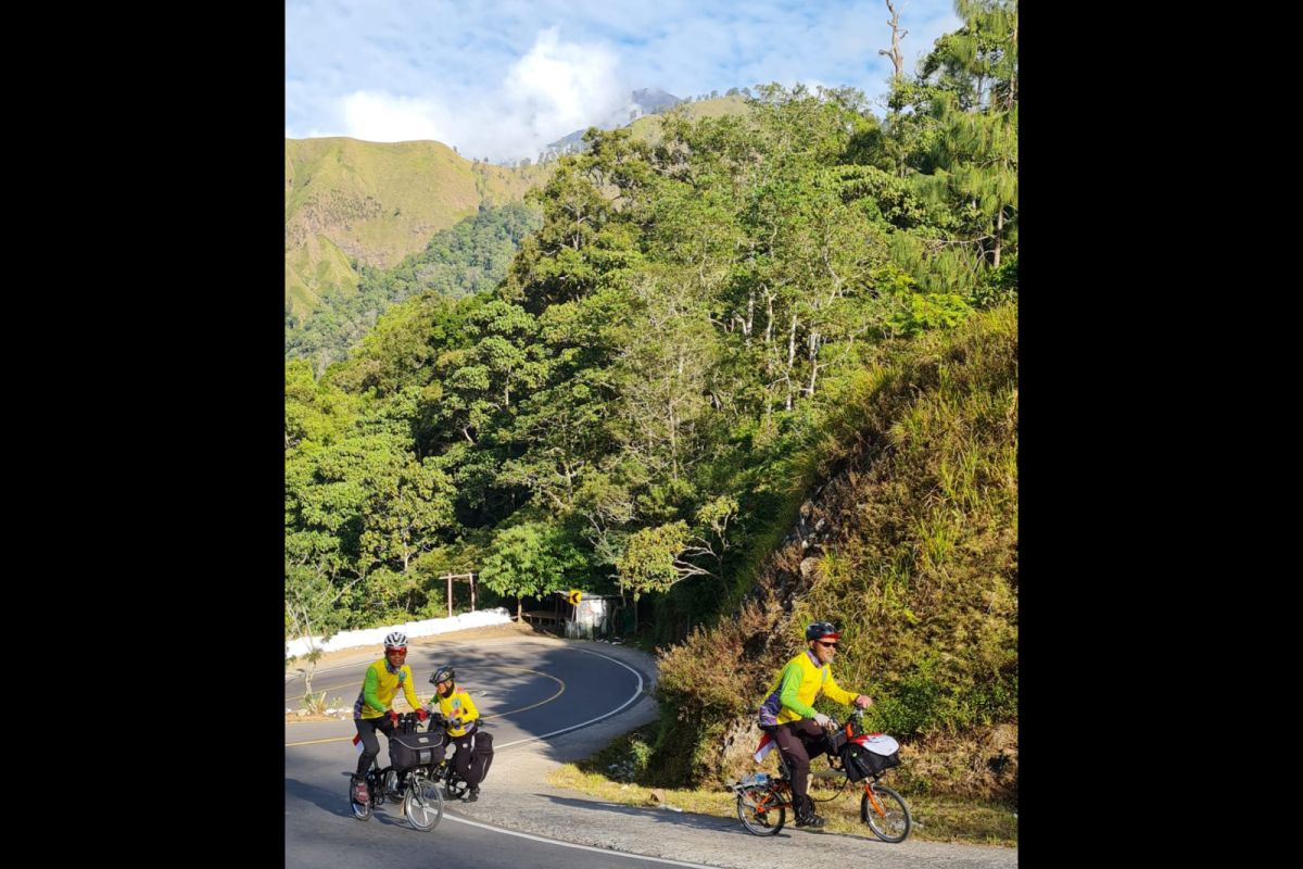 Empat pesepeda usia di atas 60 tahun tuntaskan keliling Pulau Lombok