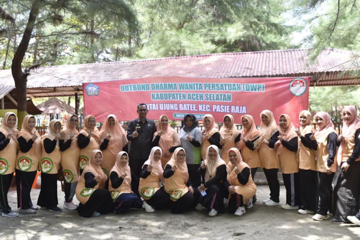 Eratkan silaturahmi, Dharma Wanita Persatuan Kabupaten Aceh Selatan gelar outbound