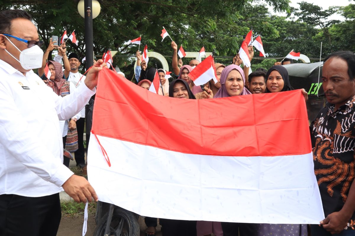 Pemprov Malut gerakkan pembagian bendera Indonesia di Sofifi