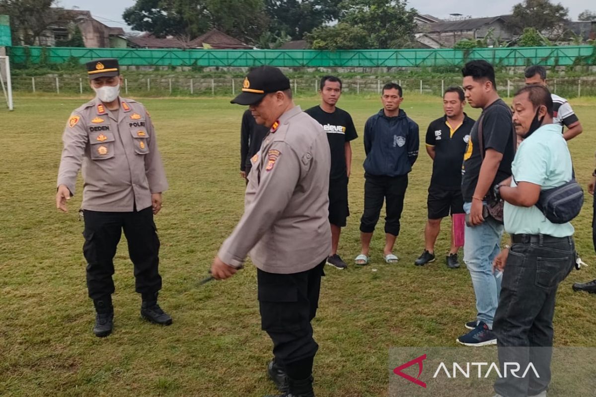 Pemain bola ini tewas tersambar petir saat laga persahabatan si Sukabumi