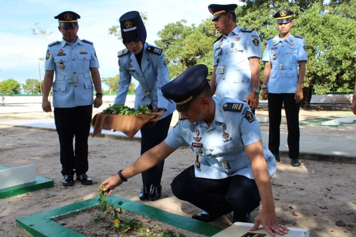 Petugas Lapas Kelas III Batulicin tabur bunga di TMP Matto