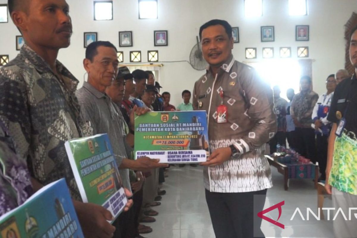 Wali Kota serahkan dana bansos RT Mandiri di Cempaka