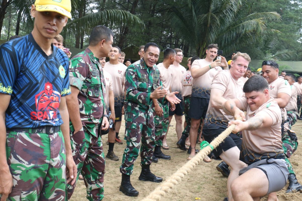 Adu tarik tambang TNI AD-tentara AS di pantai Lamaru Balikpapan