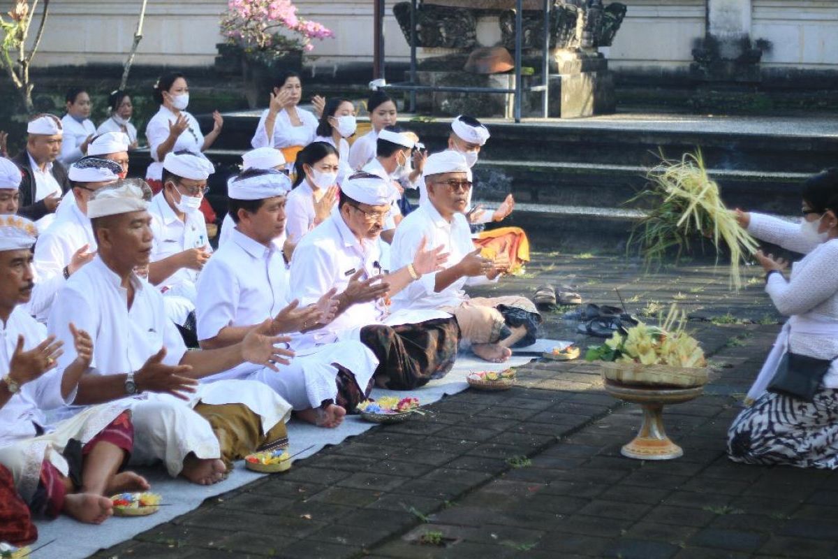 Pemkab Klungkung awali peringatan HUT Ke-77 RI dengan persembahyangan bersama