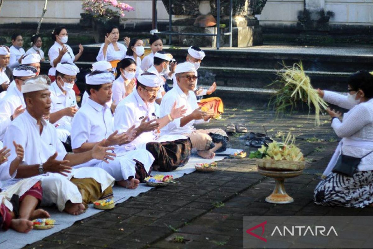 Pemkab Klungkung awali HUT RI dengan persembahyangan bersama