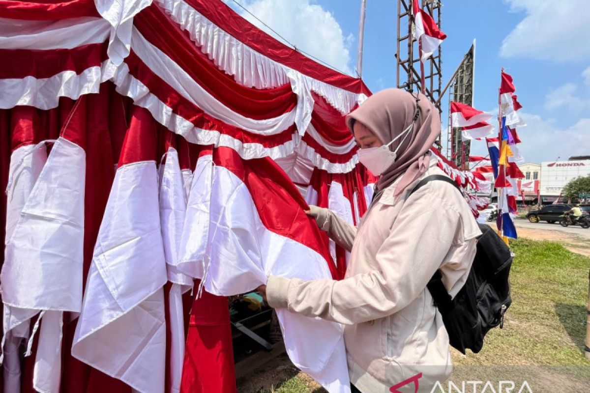 Penjual bendera di Batam meraup omzet hingga Rp1 juta per hari