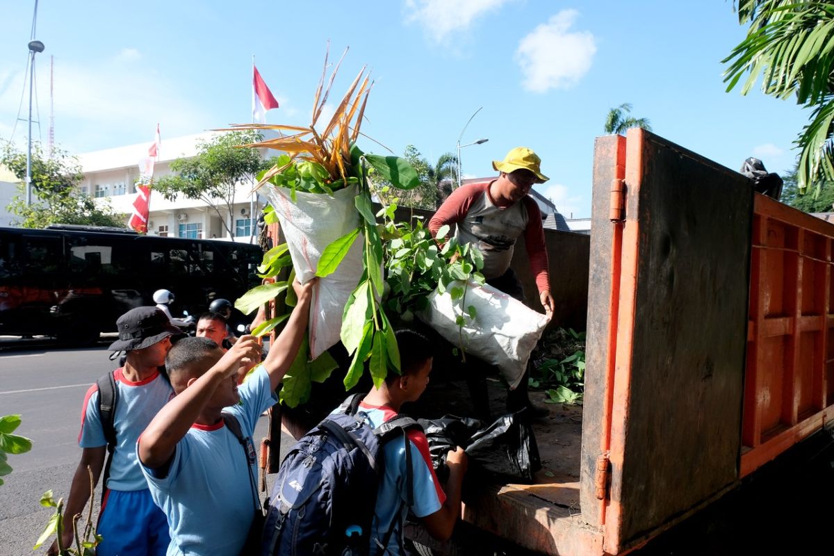 Kerja bakti bersihkan Sungai Kalimas hasilkan 63 ton sampah