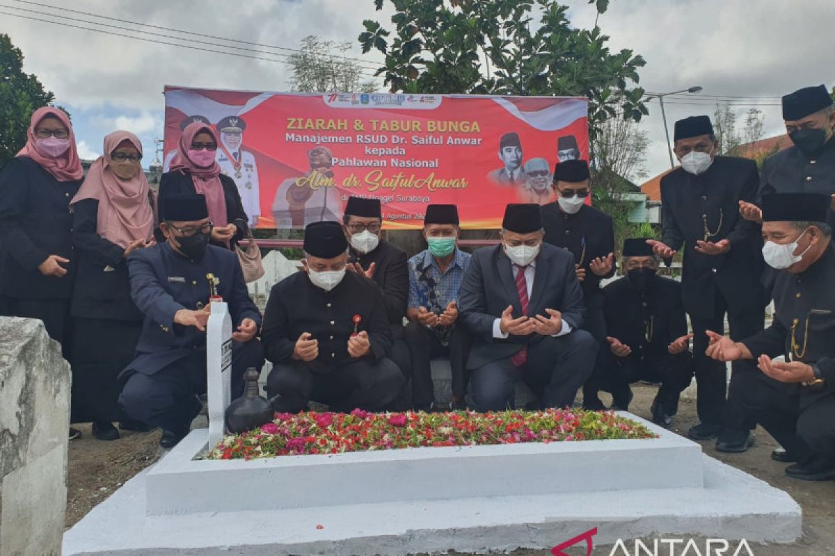 Manajemen RSUD tabur bunga di makam pejuang dr Saiful Anwar