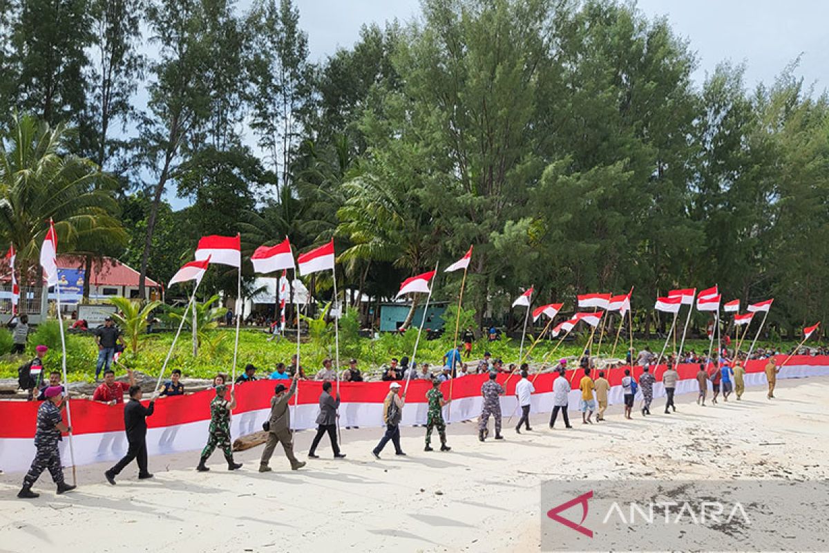 Papua Barat kibarkan bendera 77 meter di pulau terluar Indonesia