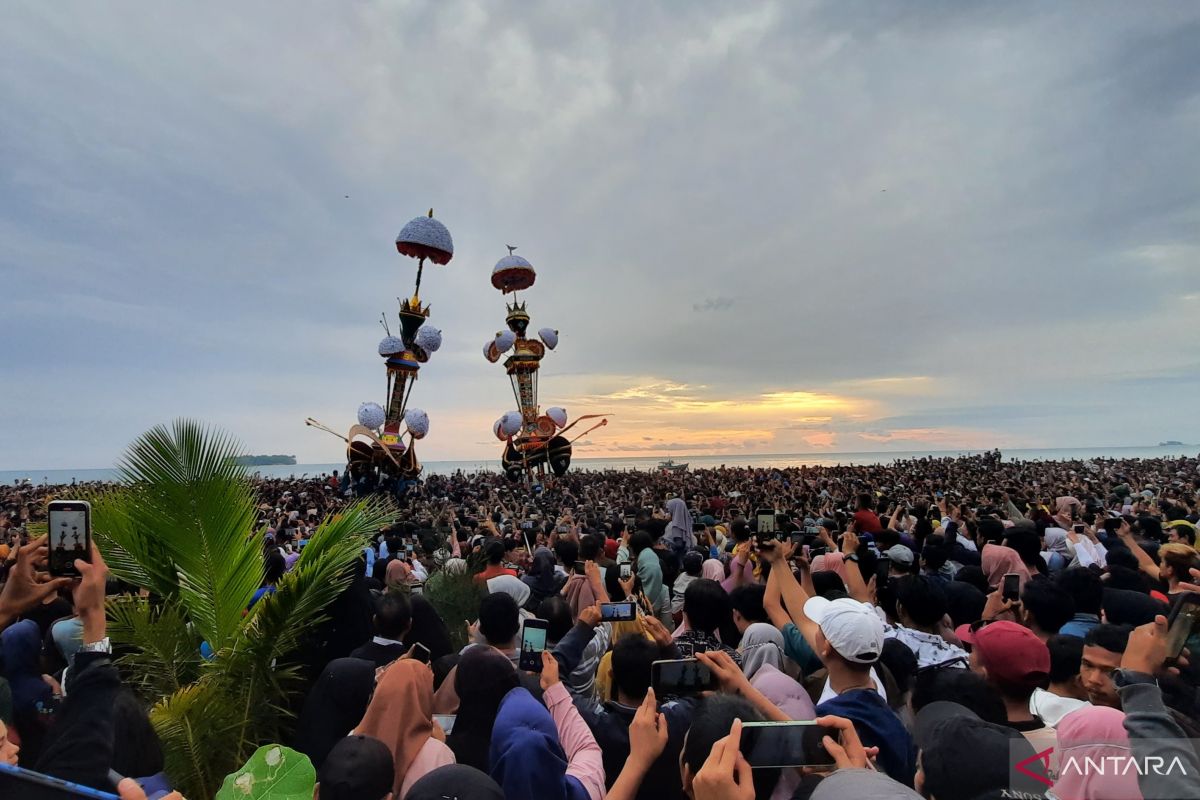 Pesona Budaya Tabuik di Pariaman Sumbar disesaki ratusan ribu warga