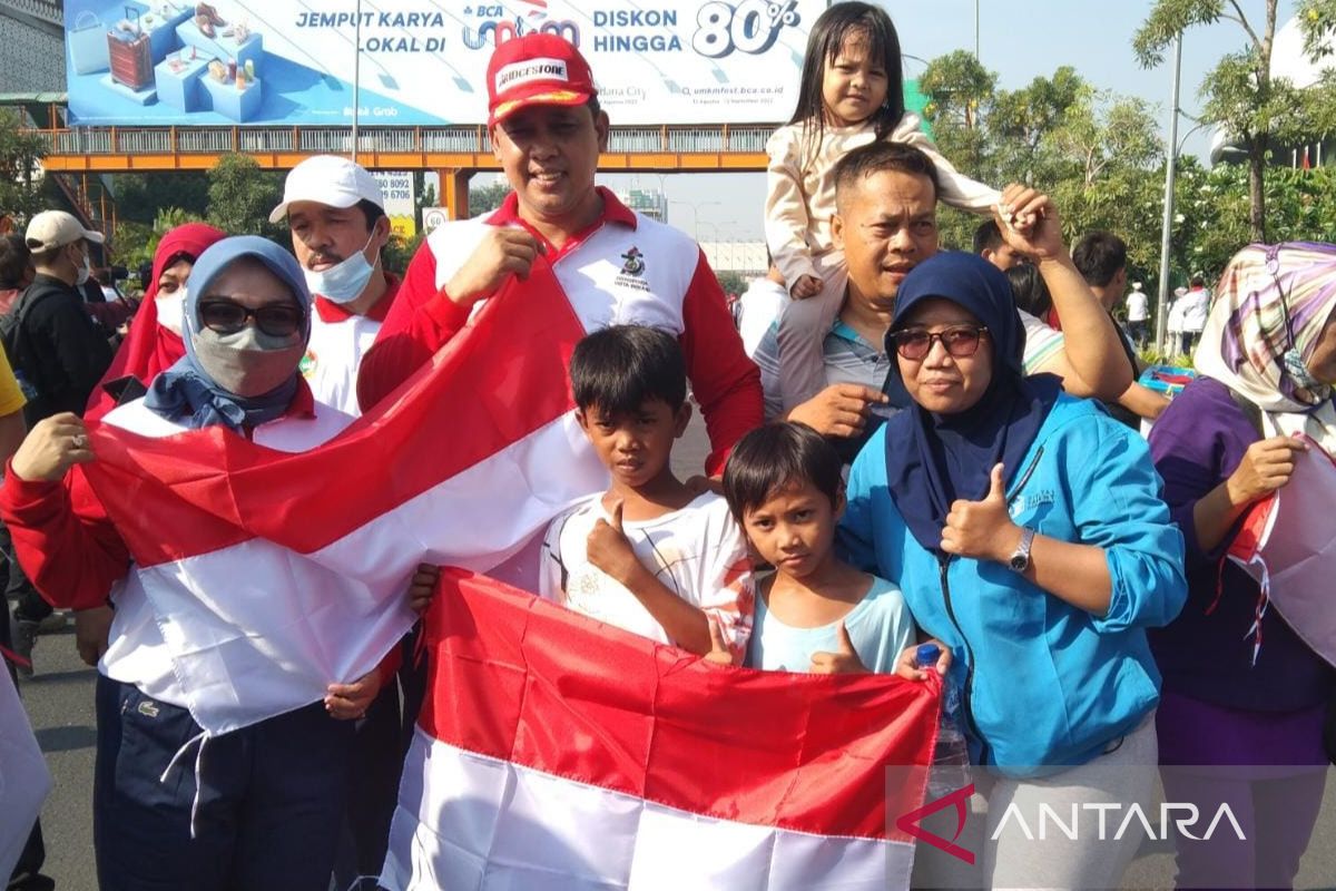 Wali Kota Bekasi bagikan bendera Merah Putih kepada warga saat CFD