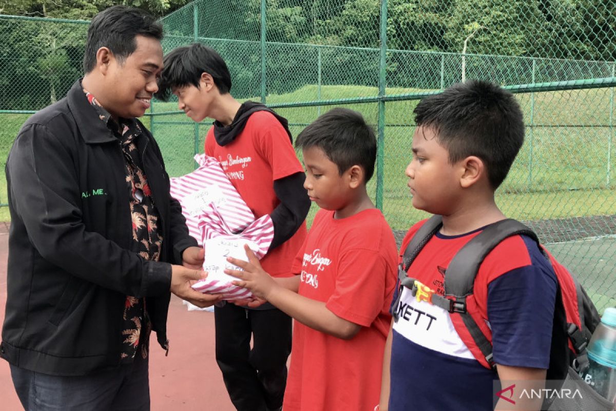 Mahasiswa KKN Muhammadiyah menggelar lomba HUT ke-77  RI di Kuala Lumpur