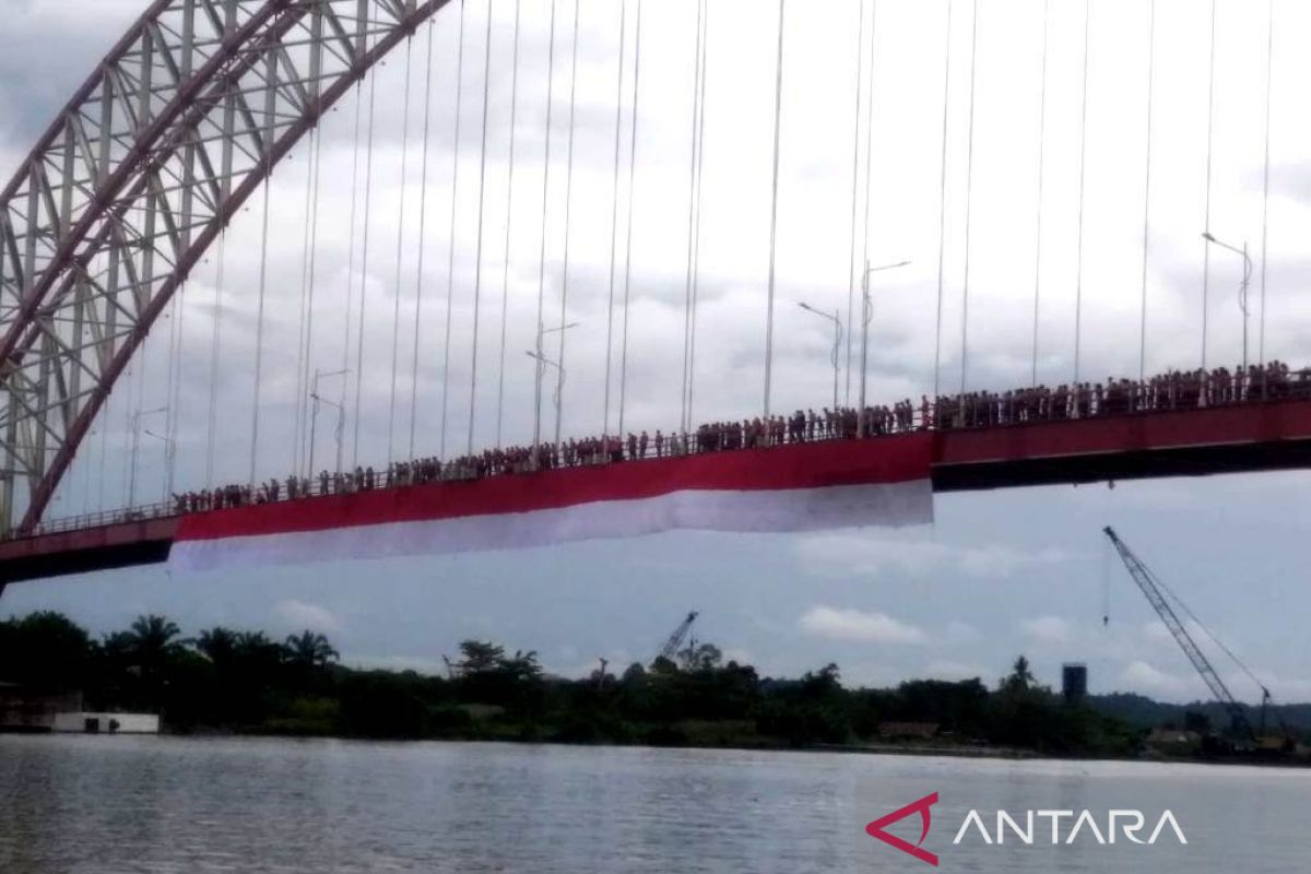 Kukar kibarkan bendera merah putih di Jembatan Kutai Kartanegara