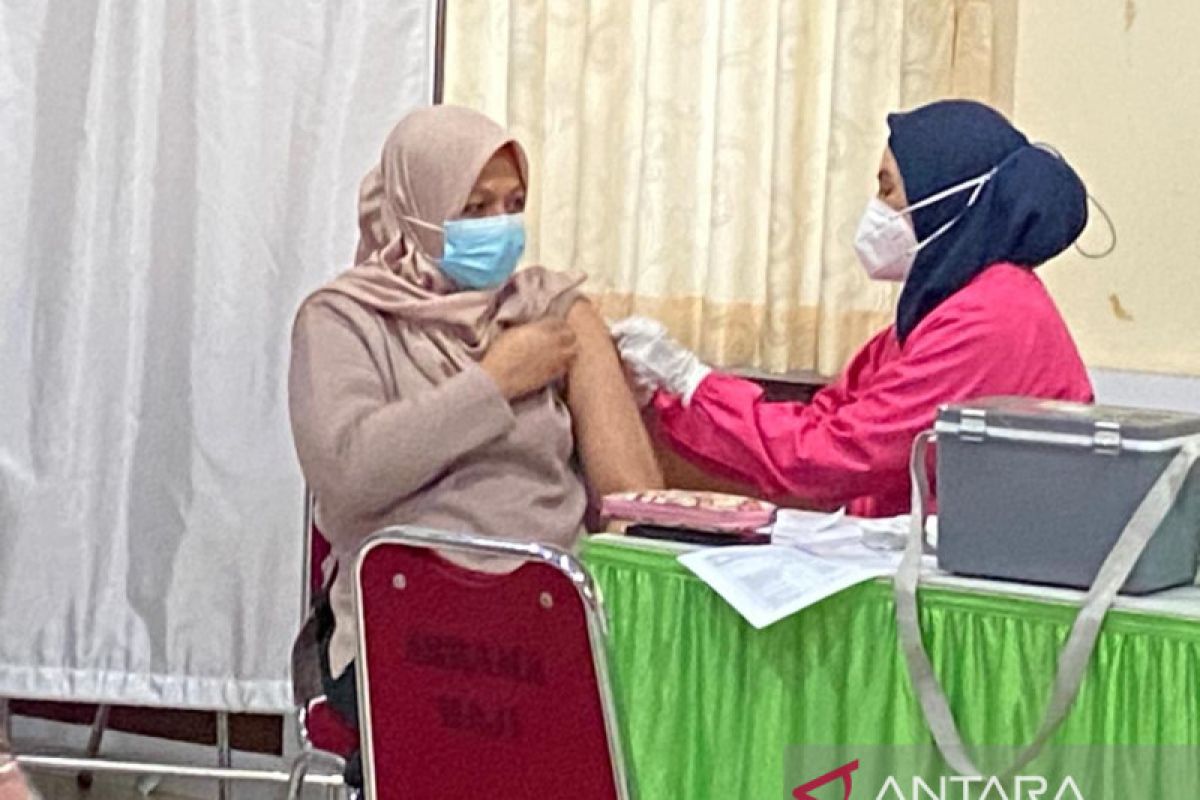 Vaksinasi penguat dosis kedua nakes Kepri capai 4.608 orang