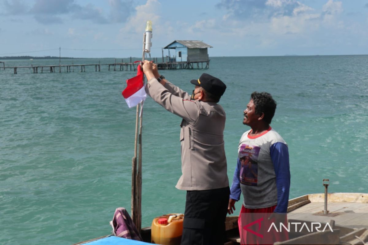 Polres Bintan bagikan ribuan bendera Merah Putih pada warga pesisir
