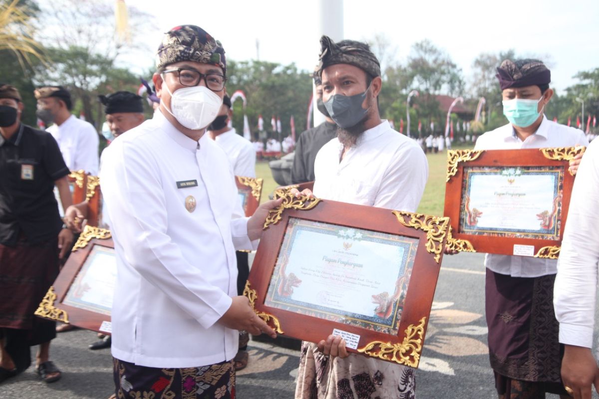 Pemkot Denpasar serahkan penghargaan seniman peringati Hari Jadi ke-64 Provinsi Bali