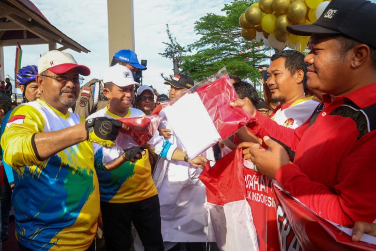 Gubernur Kepri bagikan 2.000 bendera merah putih di Kabupaten Karimun