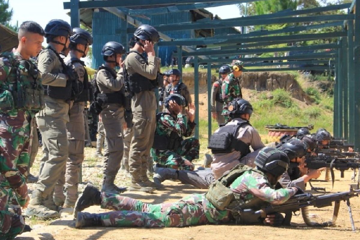 TNI-Polri latihan menembak bersama di Wamena