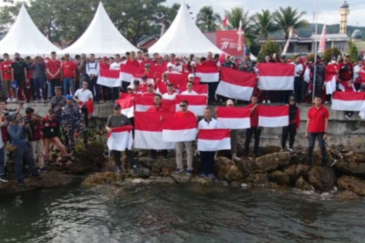 Pengibaran bendera raksasa Mamuju wujud penghargaan bagi pahlawan