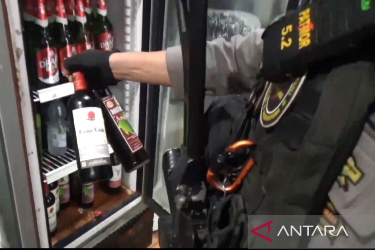 Polisi gerebek bengkel motor yang menjual minuman beralkohol