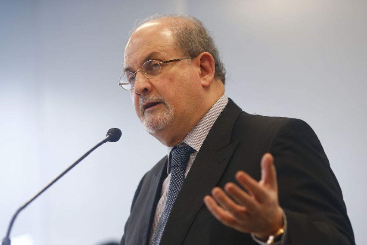 Penyerangan Salman Rushdie picu lonjakan minat pada karya-karyanya