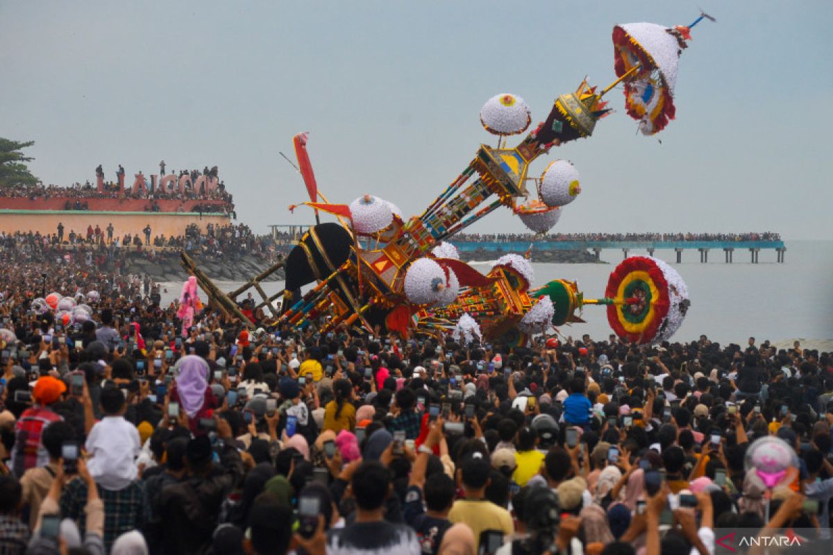 Ratusan ribu warga saksikan Pesona Budaya Tabuik di Pariaman