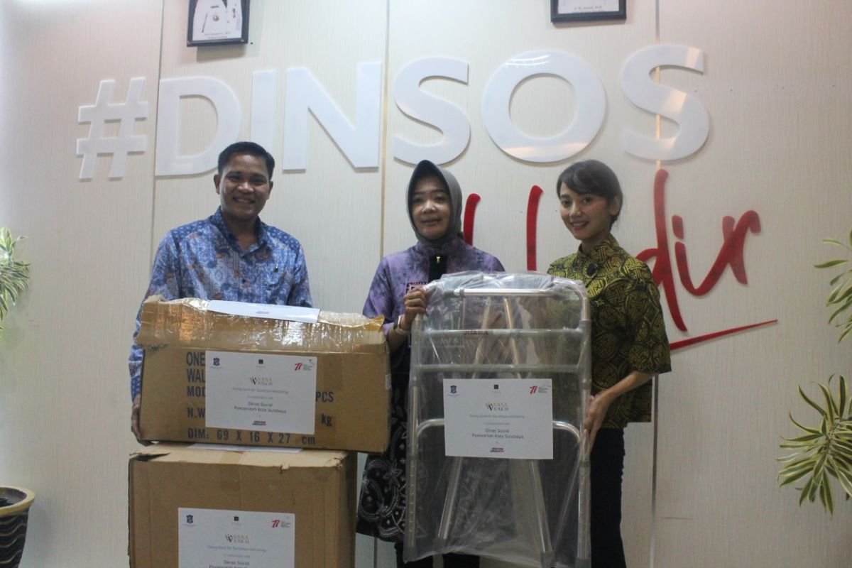 Dinsos distribusikan bantuan puluhan tongkat untuk warga Kota Surabaya
