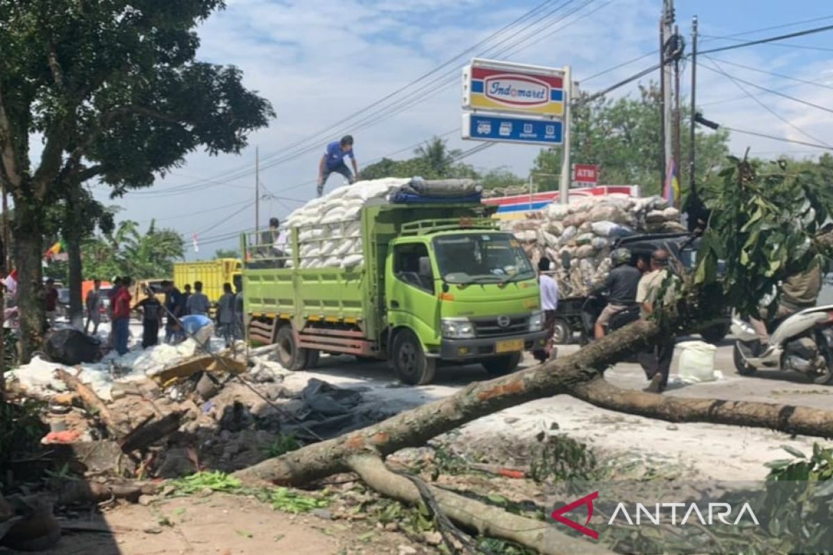 Jalur Cianjur-Sukabumi kembali normal setelah petugas evakuasi truk celaka