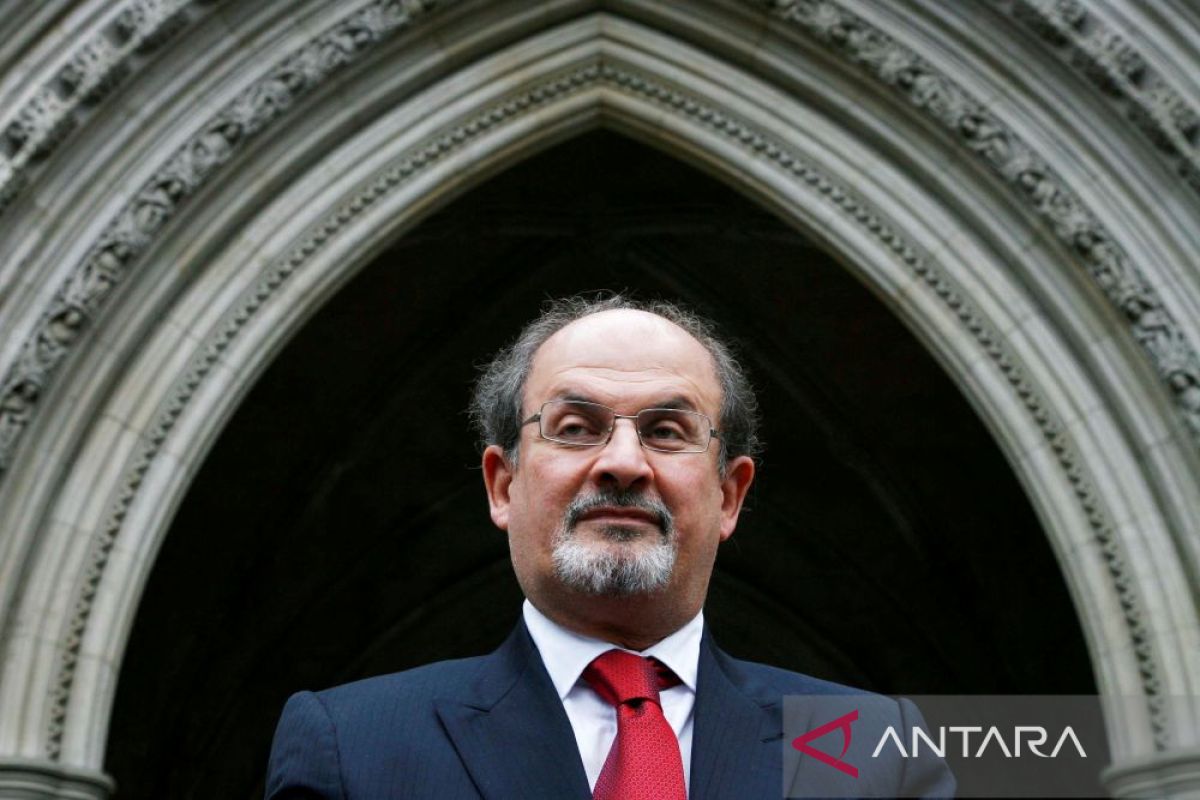 Penyerang Salman Rushdie ajukan pembelaan tak bersalah