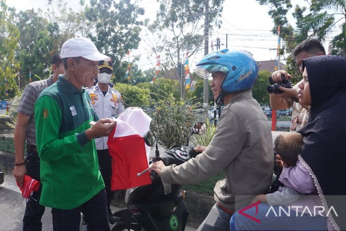 Pemkab OKI bagikan 10 juta bendera merah putih ke warga