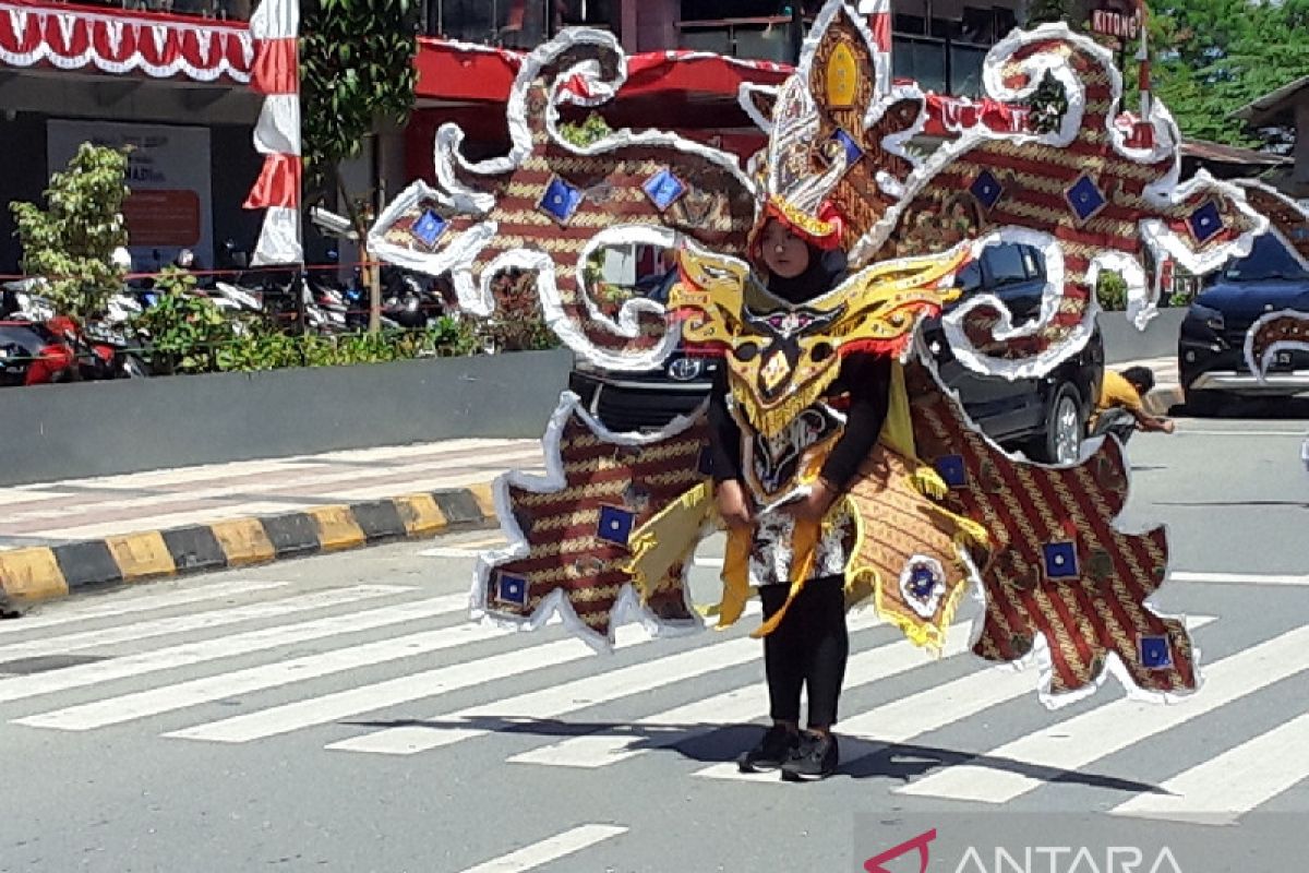 Ribuan warga Biak parade Nusantara untuk meriahkan HUT ke-77 RI