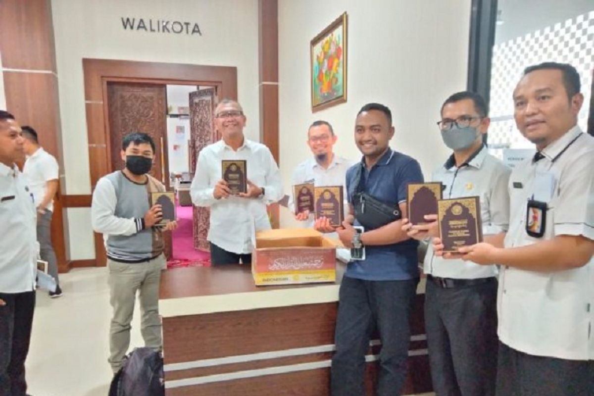 Wako Payakumbuh terima 200 Al Quran dan kurma dari Kedubes Arab Saudi di Indonesia