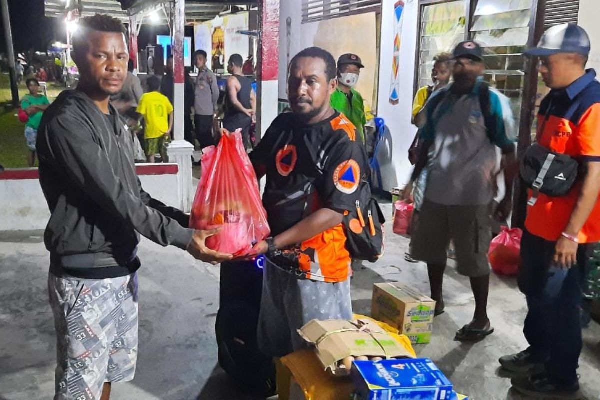Pemkab Teluk Wondama salurkan bantuan bagi korban banjir di Windesi