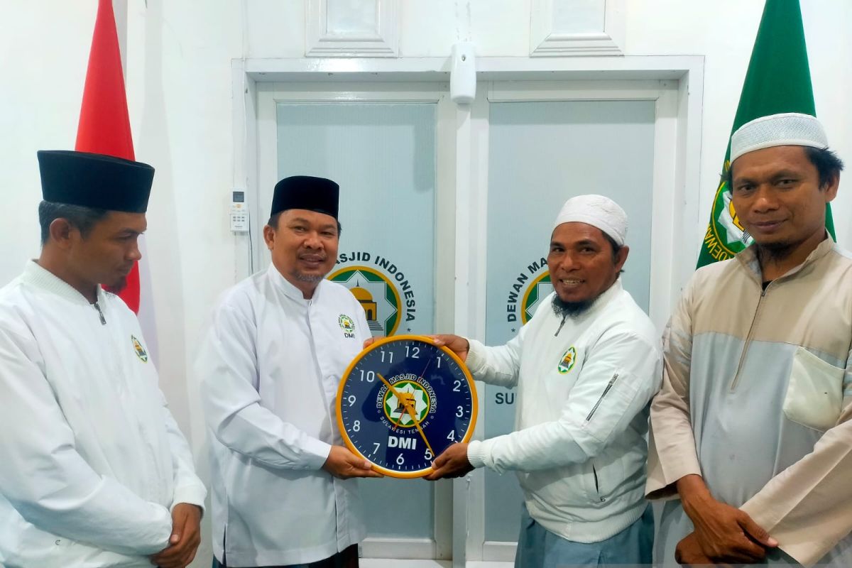 DMI salurkan bantuan jam dinding ke 600 masjid  di Parigi Moutong