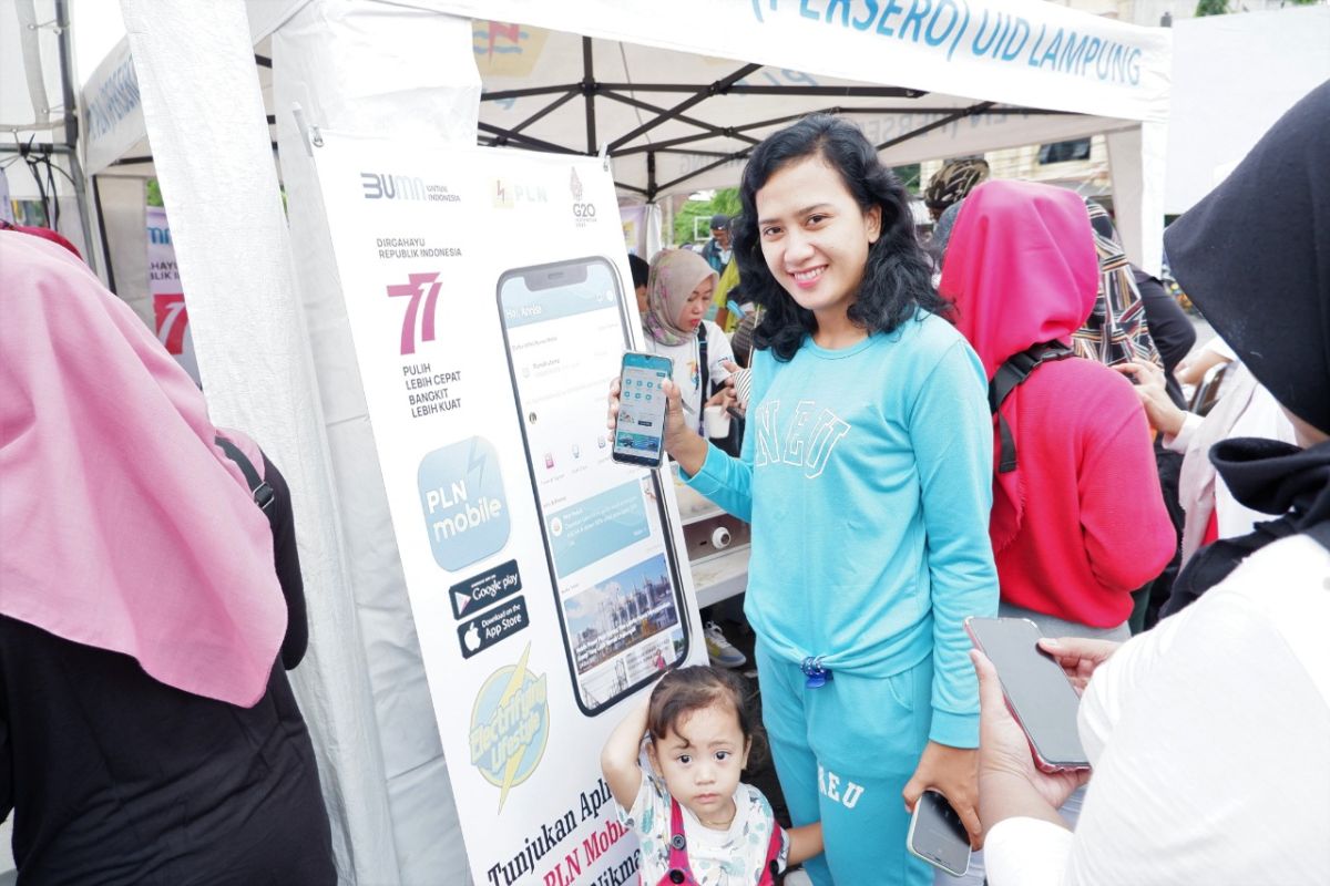 Ratusan pengunjung "Car Free Day" di Bandarlampung instal aplikasi PLN Mobile