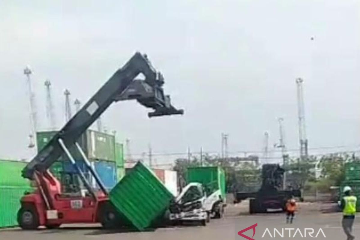 Seorang operator tewas tertimpa kontainer di BJTI Surabaya
