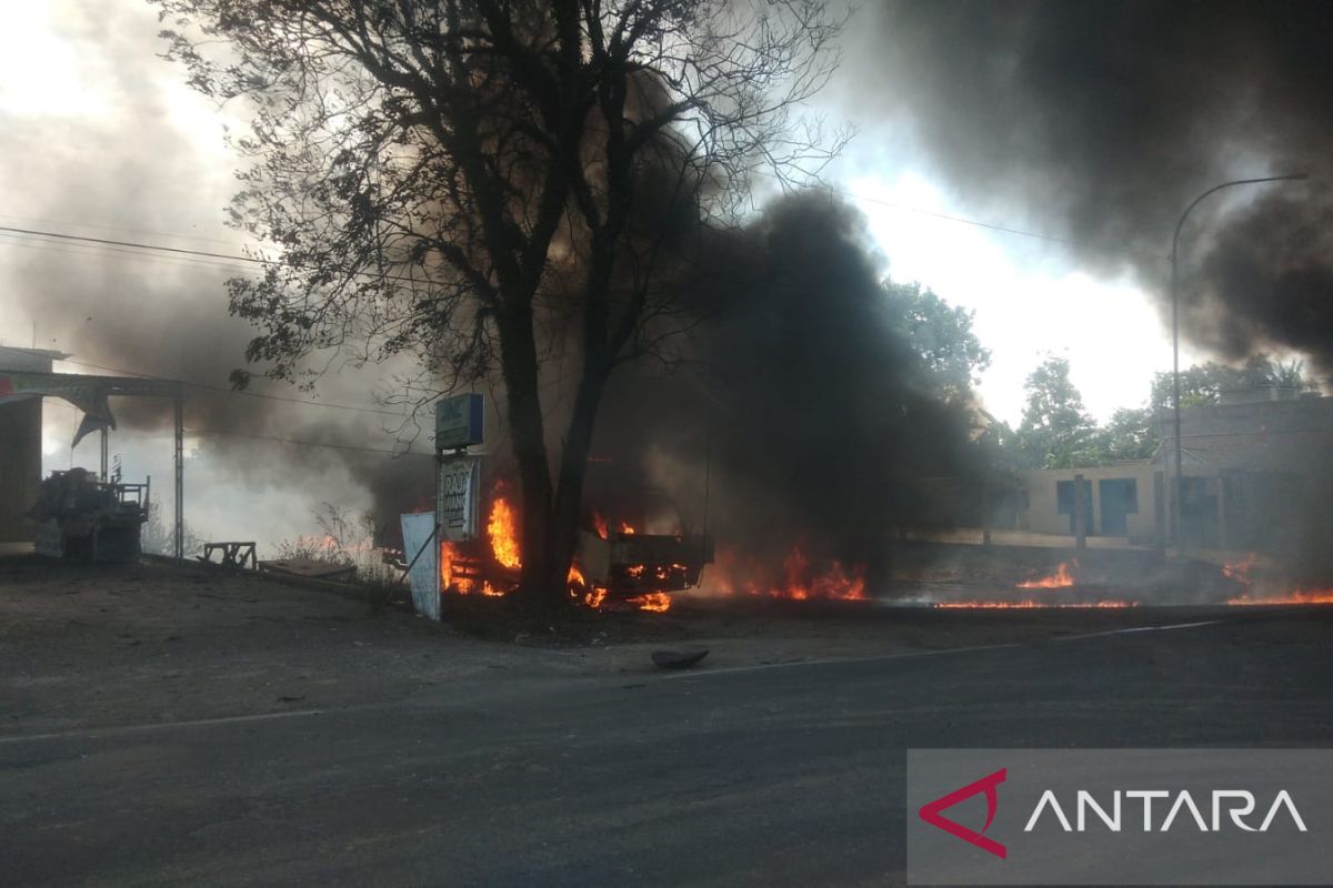 Gudang minyak meledak di Jambi, Jalintim Sumatera sempat macet