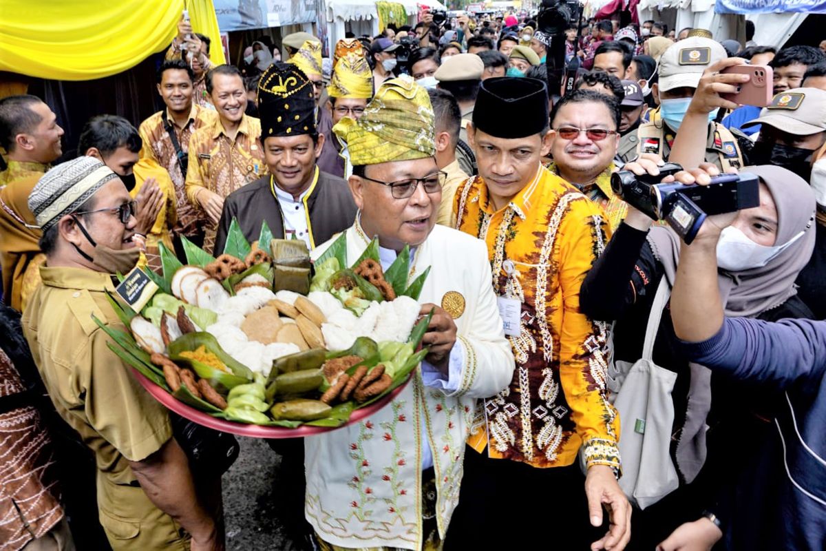 Pesta rakyat, Gubernur bagikan makanan gratis ke ribuan masyarakat