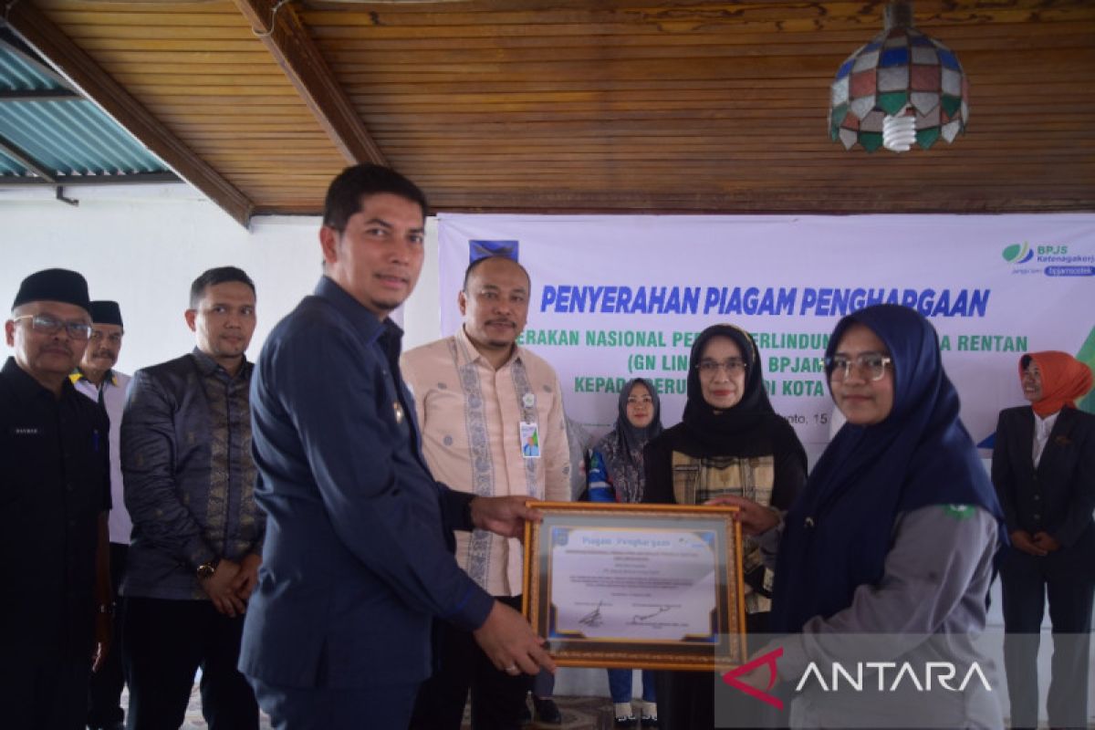 BPJS Ketenagakerjaan beri penghargaan untuk perusahaan pendukung GN Lingkaran di Sawahlunto