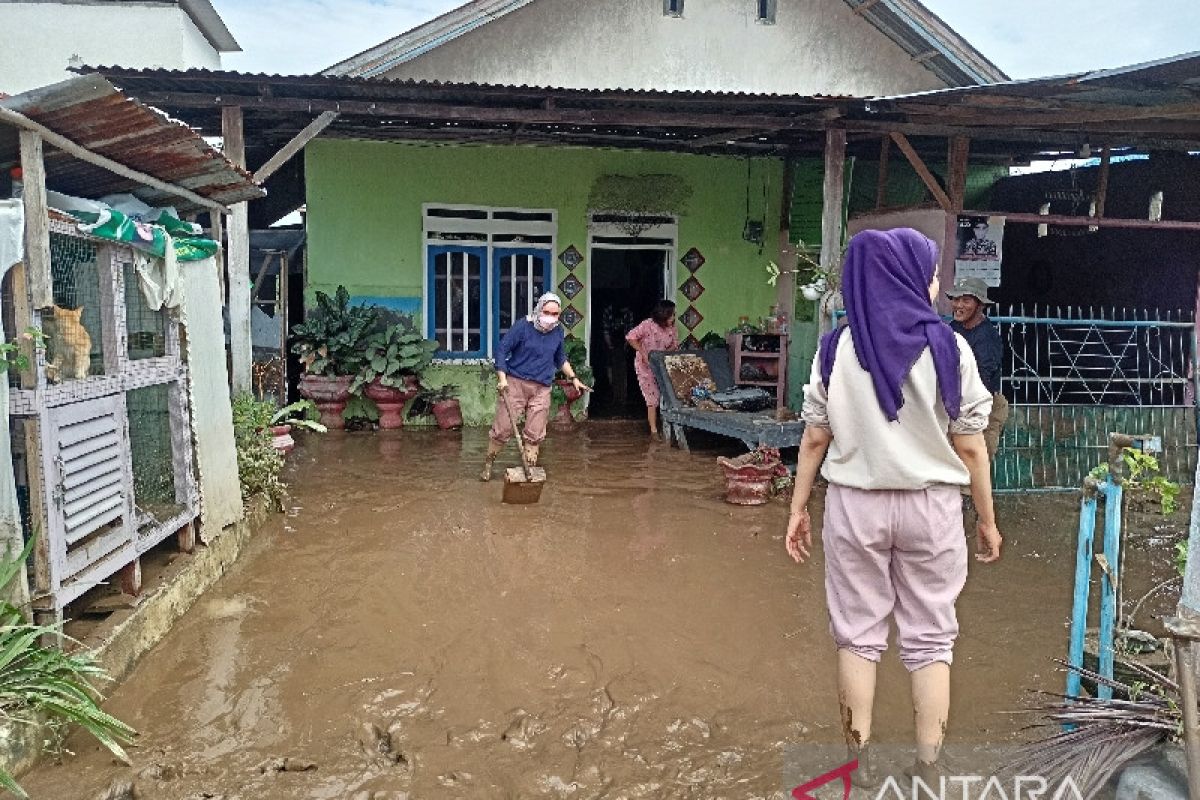 BPBD Parigi:  Relawan bersihkan rumah warga dari dampak banjir susulan